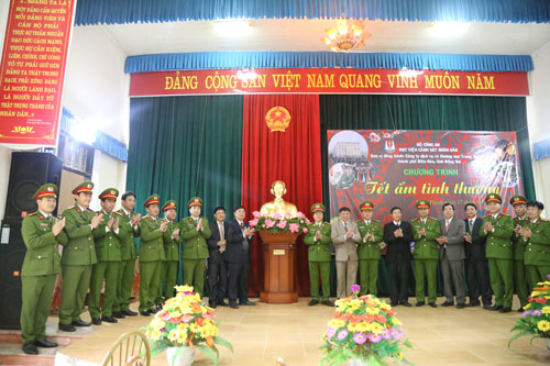 Các đồng chí lãnh đạo Học viện CSND và lãnh đạo xã chụp ảnh lưu niệm bên tượng đồng Bác Hồ do gia đình Giám đốc Học viện tặng UBND xã Đồng Thịnh